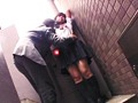 「通学中の電車の中やじっとり蒸れるオフィスや教室…真夏に汗ばむJKやOLのムレムレに湿ったワキの匂いをむしゃぶり嗅ぎながら恥じらう姿を…　サンプル画像08